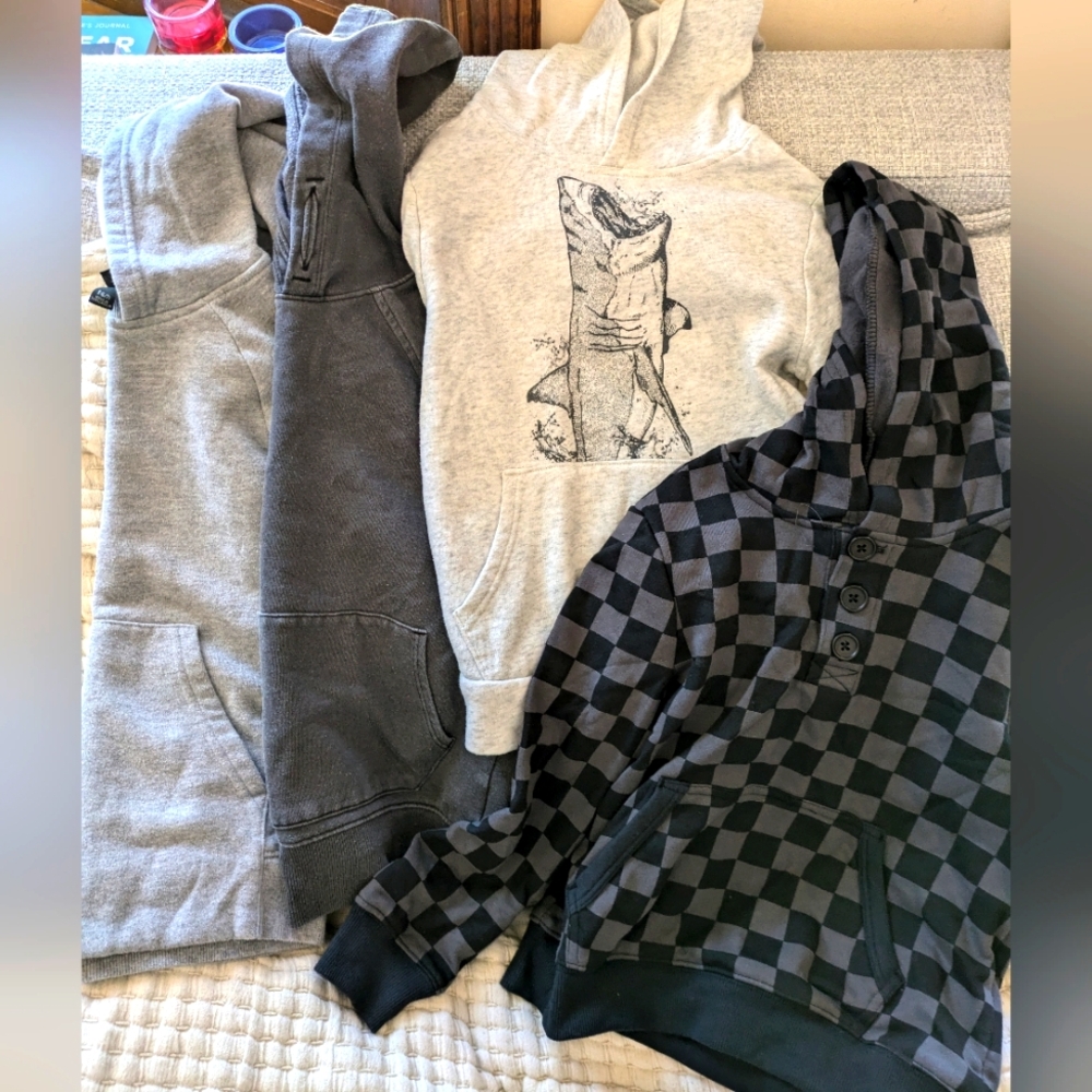 Boys 6/7 pullover hoodies (4 pieces)
